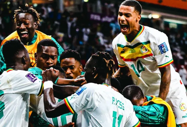 Joueurs du Sénégal en maillots blancs célébrant un but – maillots d'Afrique subsaharienne