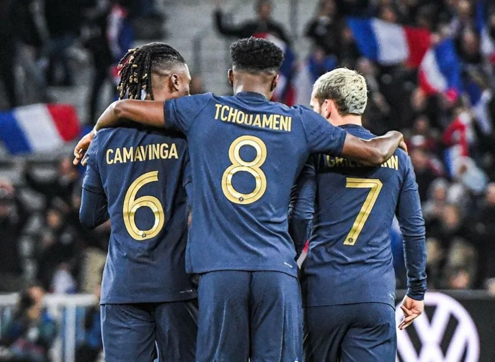 Joueurs de l'équipe de France de dos en maillots bleus – maillots des sélections d'Europe