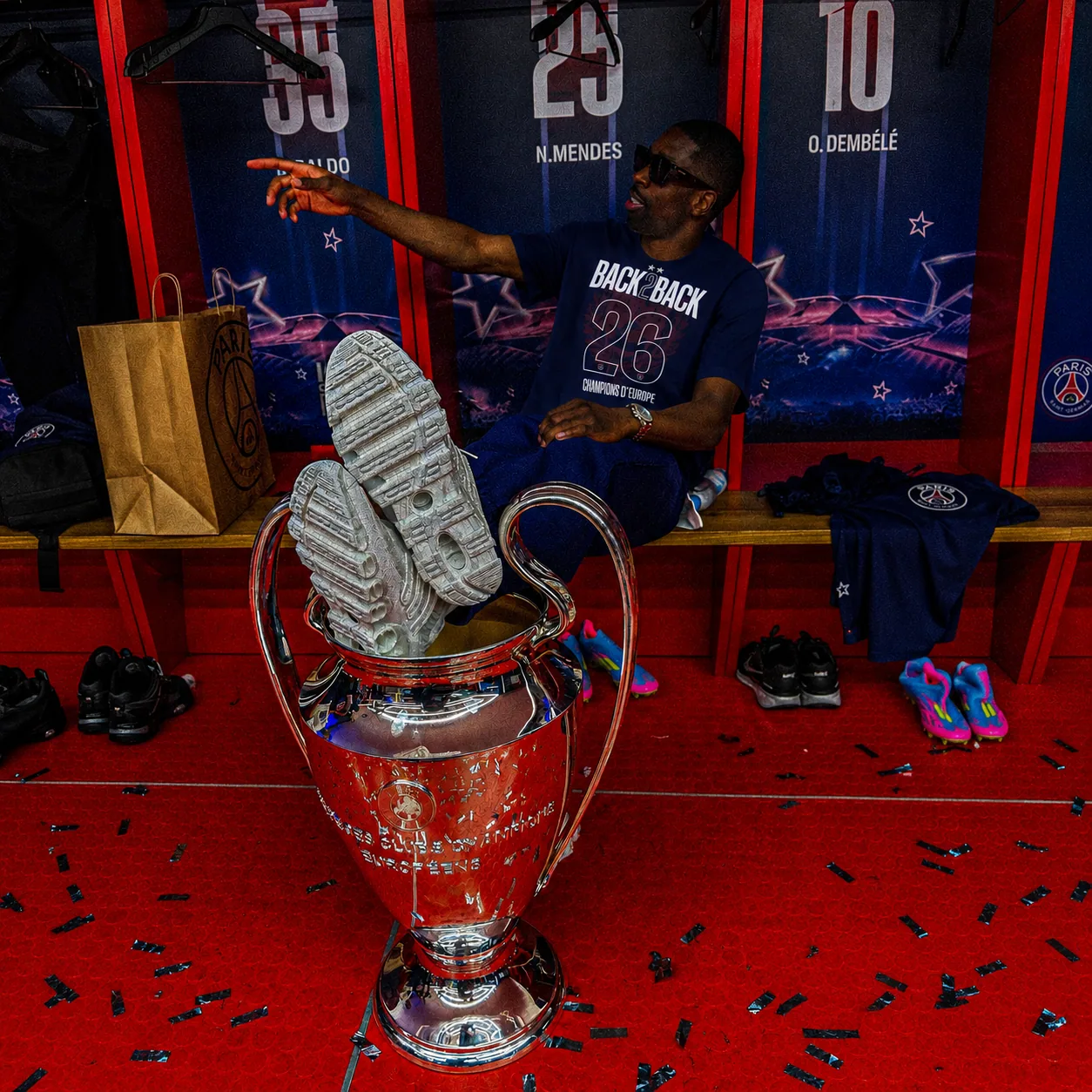 Joueur du PSG avec le trophée de la Ligue des champions dans le vestiaire, t-shirt « Back 2 Back »